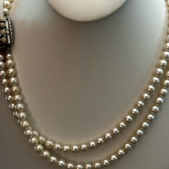 Elegant Faux Pearl Necklace with Silver Accents - Picture 4 of 8
